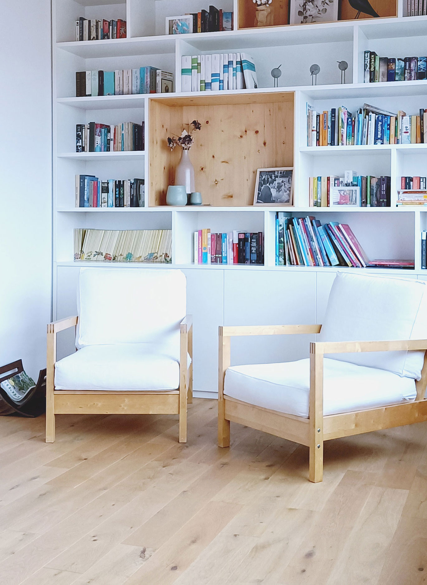Helle Leseecke in Haus PF mit zwei Holzsesseln und maßgefertigtem weißen Bücherregal