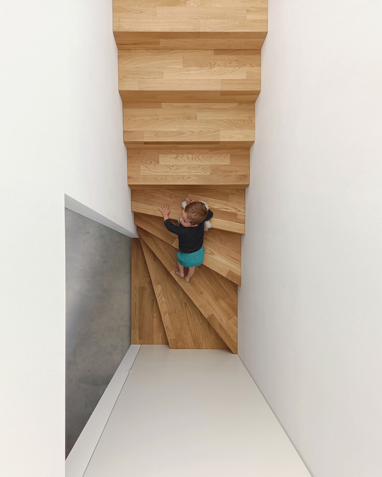 Draufsicht auf die Treppe von Haus ANA mit Eiche-Parkett.