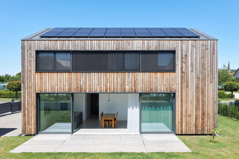 Modernes Einfamilienhaus mit Panoramafenstern, Holzfassade und Photovoltaikanlage in Wörth am Main.
