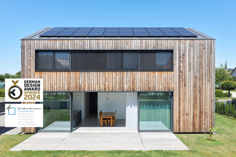 Südansicht von Haus VV mit Holzfassade, Solaranlage und Auszeichnungen
